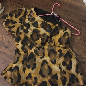 One shoulder leopard top